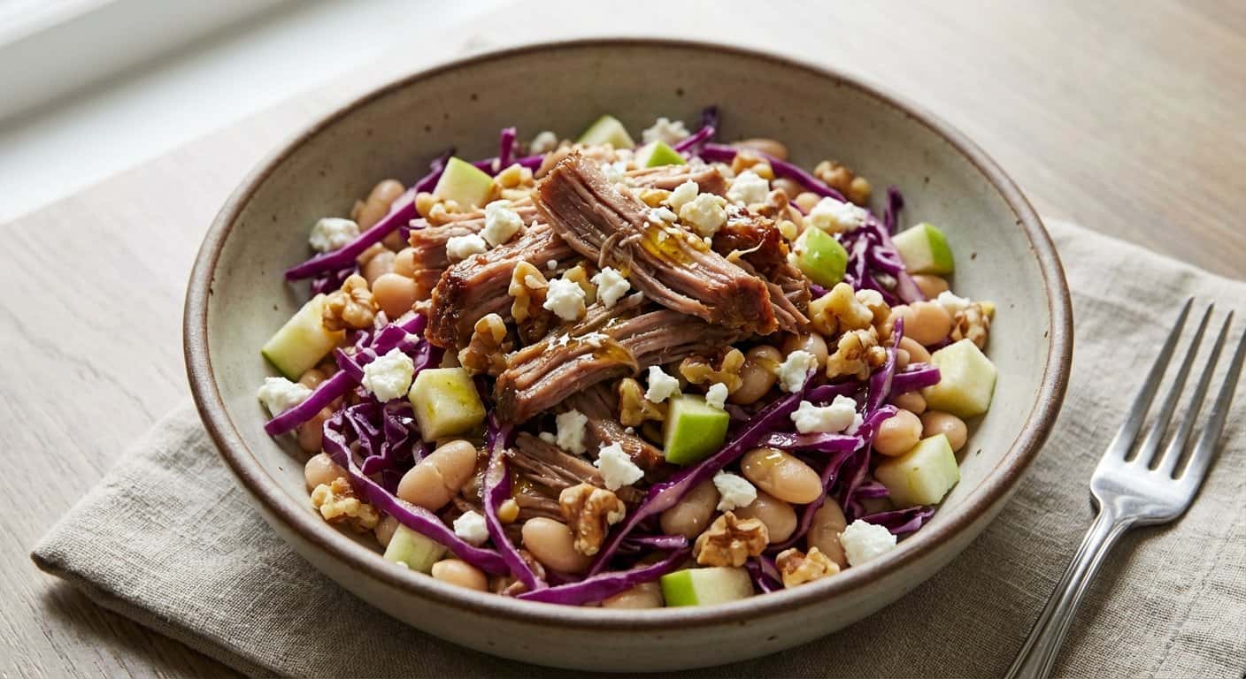 Ensalada de Cerdo Desmenuzado con Col Lombarda y Alubias Blancas
